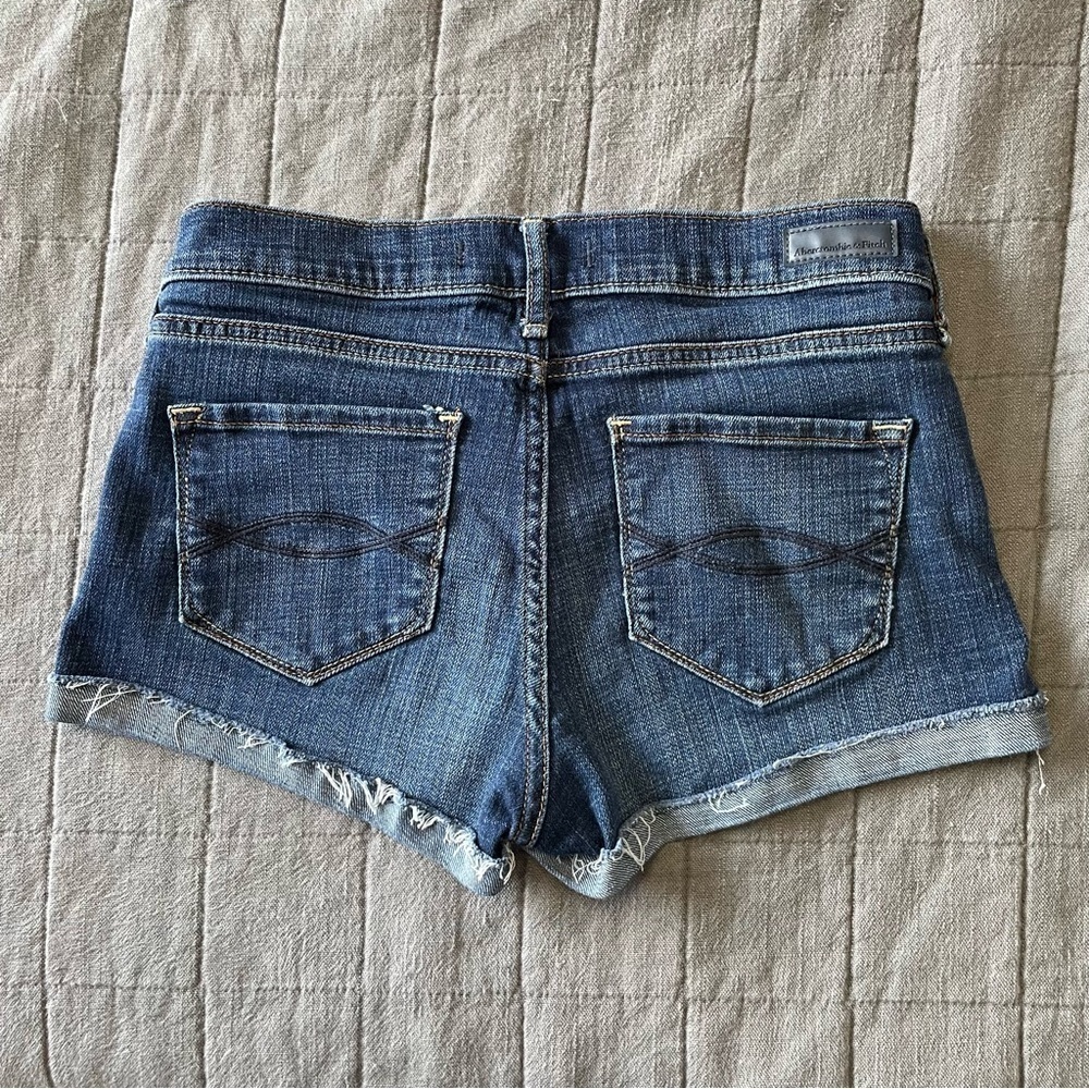 Abercrombie and Fitch Mid Rise Medium Wash Short size 24, excellent cond… - Picture 2 of 3